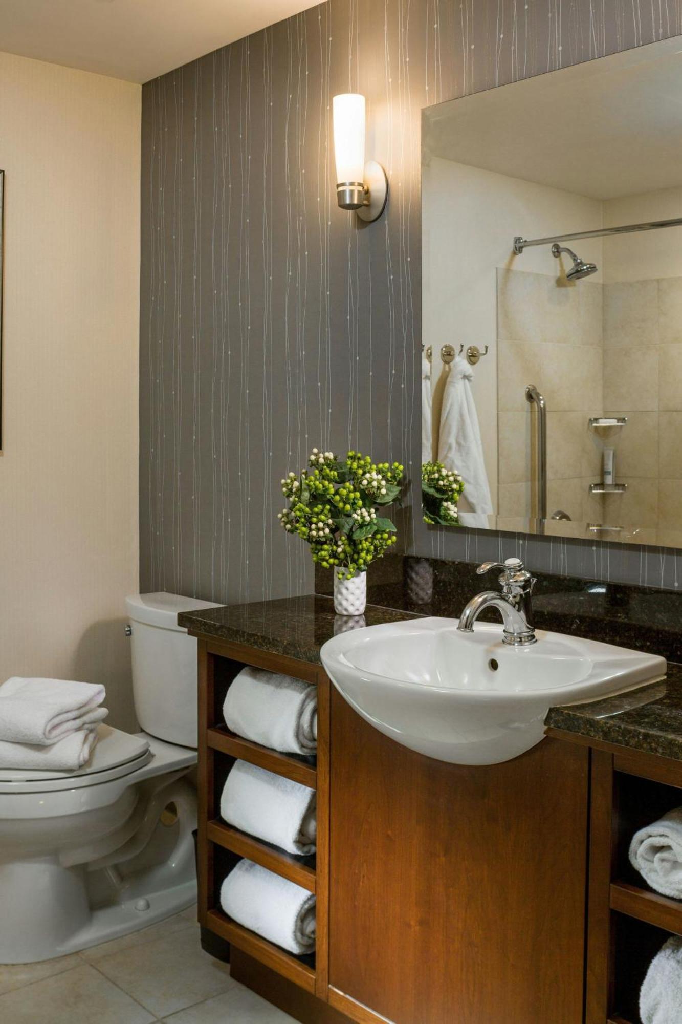 Courtyard Harbor Hotel